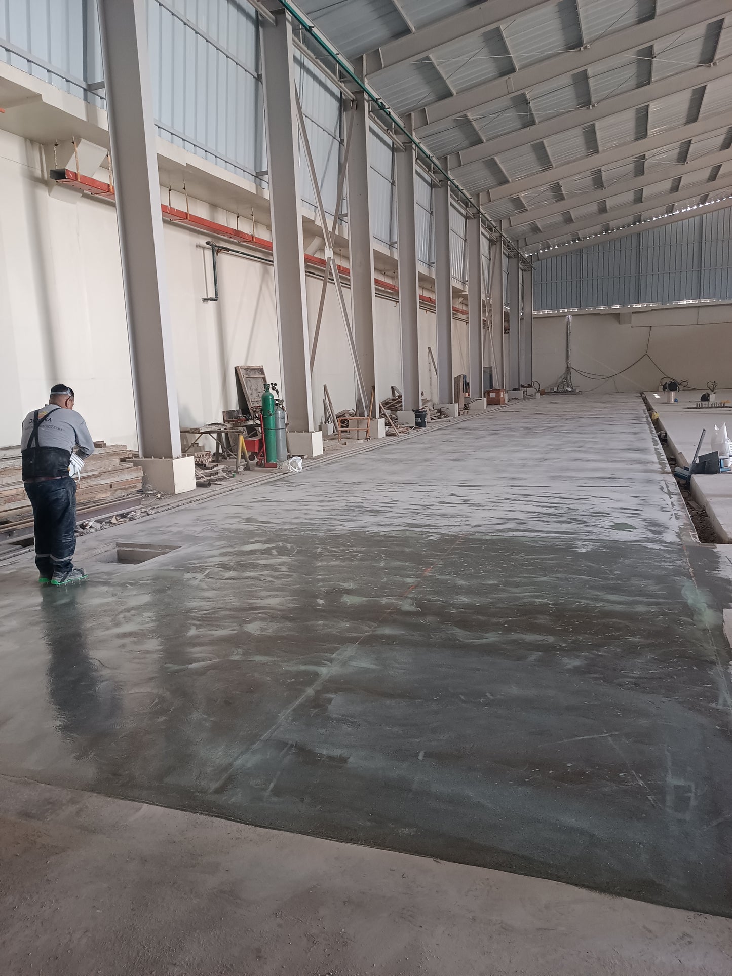 APLICACIÓN DE PISO AUTONIVELANTE EPOXICO TALLER METALMECANICO-DISTRIBUCIONES DIESEL PERU-CALLAO