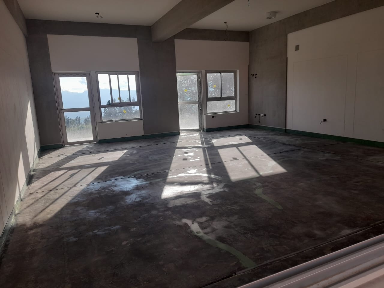 APLICACIÓN DE AUTONIVELANTE EPOXICO - LUANA CAPELLA CONSTRUCTORES EIRL-COLEGIO EN TANGALBAMBA CAJAMARCA