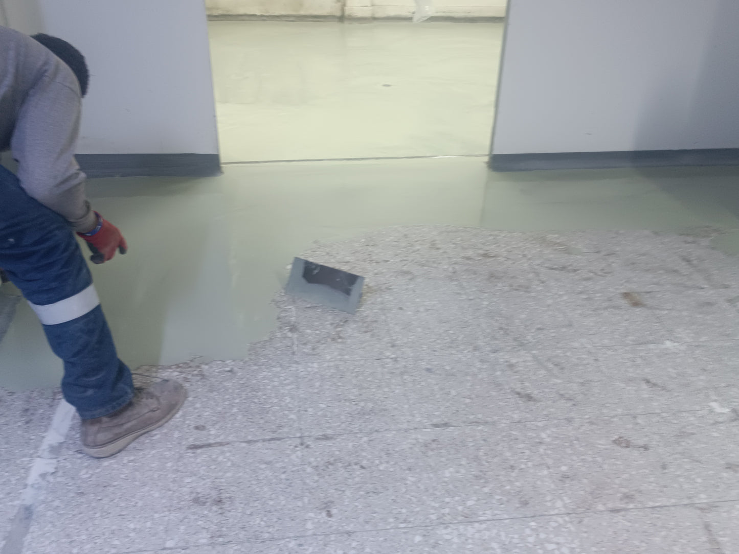 APLICACIÓN DE PISO DE POLIURETANO DE UCRETE - AREA LABORATORIO DE GOMITAS Y SUPLEMENTOS - NOVOAMERICA - SJM