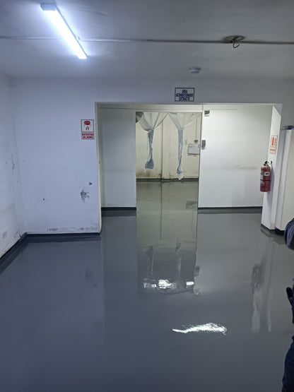 APLICACIÓN DE PISO DE POLIURETANO DE UCRETE - AREA LABORATORIO DE GOMITAS Y SUPLEMENTOS - NOVOAMERICA - SJM